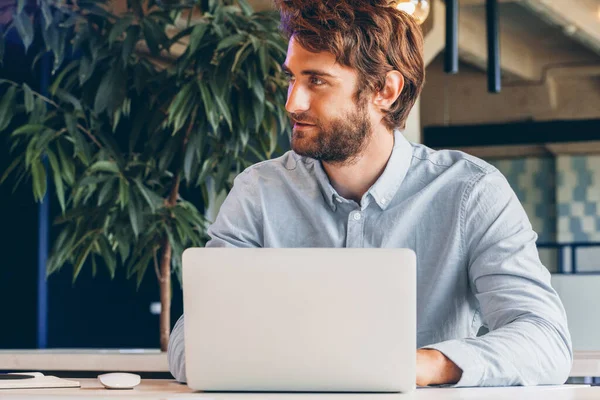 Skäggig ung affärsman som arbetar på modernt kontor — Stockfoto