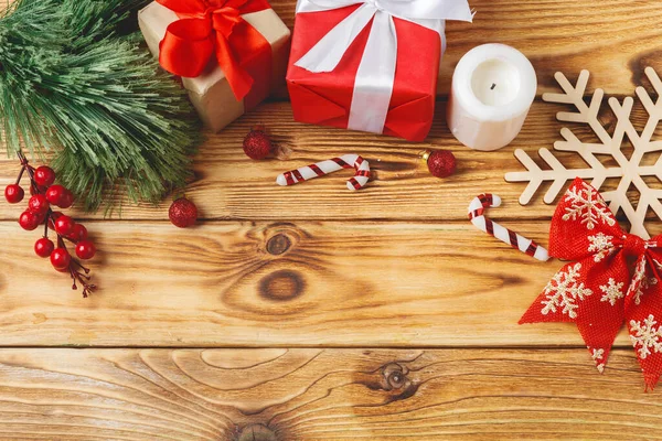 Gewikkelde kerstcadeau dozen met linten op tafel — Stockfoto
