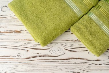 Tahta bir masaya yeni havlular yığdım.