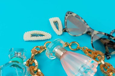 Parlak arkaplanda şık kadın aksesuarları