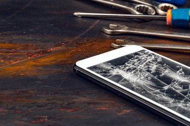 Aletleri olan dijital bir alet. Akıllı telefon konsepti onarılıyor