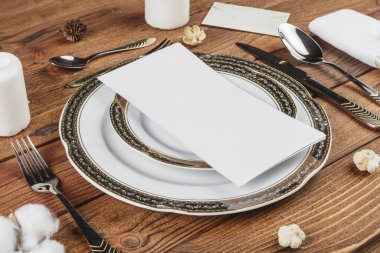 Yukarıdan ahşap masada güzel bir masa.