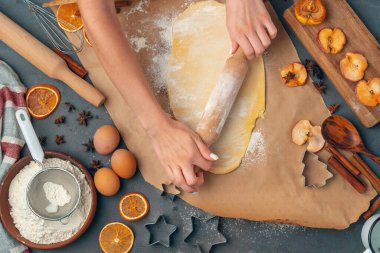 Kadınların elleri kurabiyelere hamur hazırlıyor.