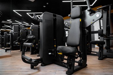Yeni fitness ekipmanlarıyla modern spor salonu.
