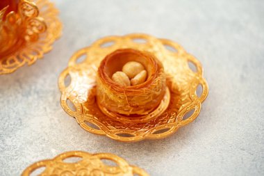 Türk baklavası ve Türk çayı gri zemin üzerinde doğu yemekleri