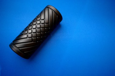 Spor fitness köpük silindiri mavi minder üzerinde