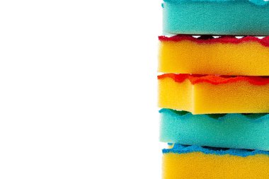 Beyaz arkaplanda izole edilmiş mutfak süngerleri yığını