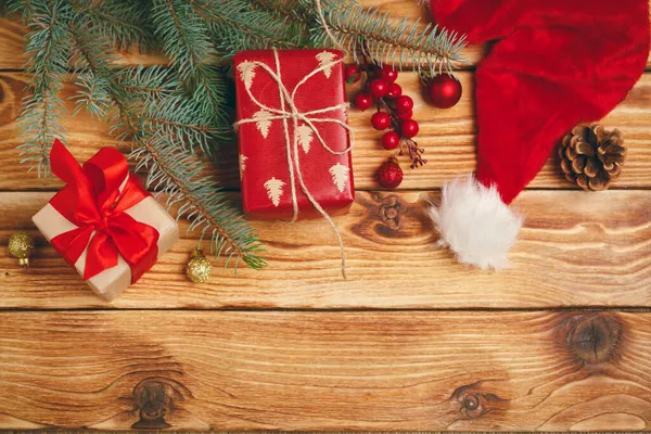 Presentes de Natal com ramos de abeto em fundo de madeira — Fotografia de Stock