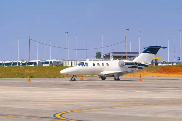 Samolot jest zaparkowany w pobliżu bramy terminalu lotniska — Zdjęcie stockowe