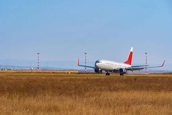 Пасажирський літак злітає зі злітно-посадкової смуги в аеропорту в сонячний день . — стокове фото