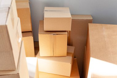 Bir odada istiflenmiş karton kutular ile ev taşıma kavramı