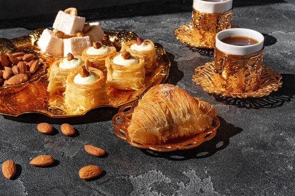 Türkisches Dessert Baklava mit einer Tasse Kaffee auf schwarzem Hintergrund — Stockfoto