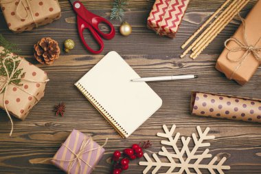 Noel için hazırlanmak, hediyeleri paketlemek ve dekorasyon yapmak.