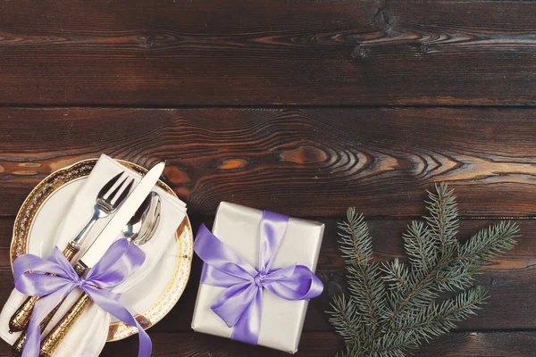 Ajuste de mesa de vacaciones en mesa de madera en colores lila —  Fotos de Stock