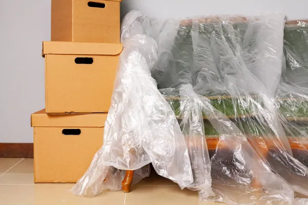 箱に詰められた家庭用品と移動するためのパックソファ — ストック写真