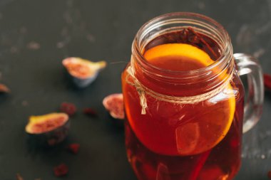 Parlak şarap kadehi ve ahşap masa üzerindeki katkı maddeleriyle güzel bir kompozisyon.