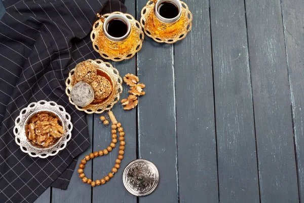 Nussbällchen-Dessert serviert mit Kaffee auf dunklem Holztisch, Draufsicht — Stockfoto