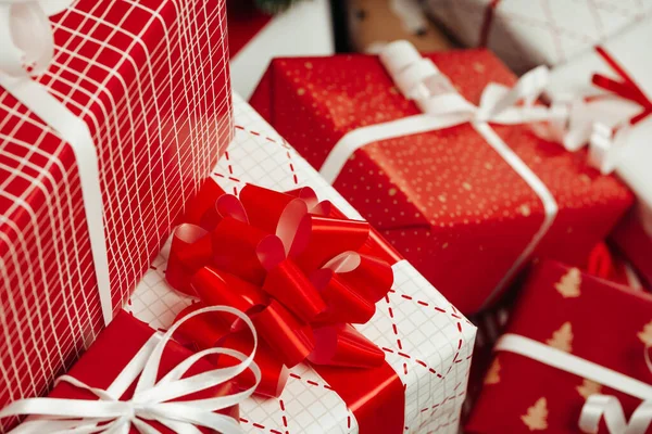 Csomagolt ajándékok a karácsonyfa alatt — Stock Fotó