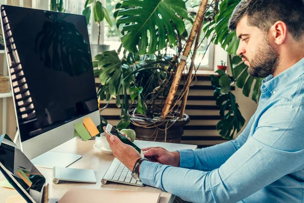 Kontorsarbetare som gör sitt jobb sittande vid sitt arbetsbord med en dator — Stockfoto