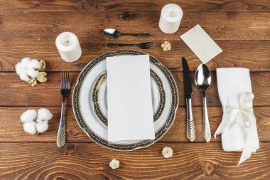 Çiçekli ahşap masa sehpası.