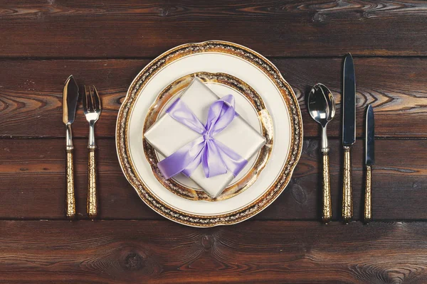 Ajuste de mesa de vacaciones en mesa de madera en colores lila — Foto de Stock