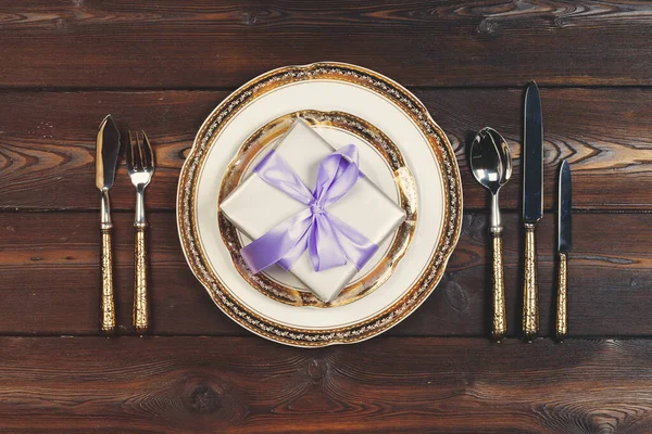 Ajuste de mesa de vacaciones en mesa de madera en colores lila —  Fotos de Stock