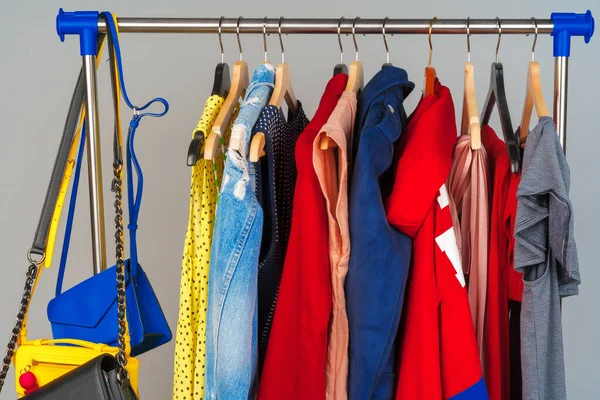 Vrouwen kleurrijke verschillende kleren op hanger close-up — Stockfoto