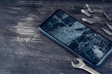 Aletleri olan dijital bir alet. Akıllı telefon konsepti onarılıyor