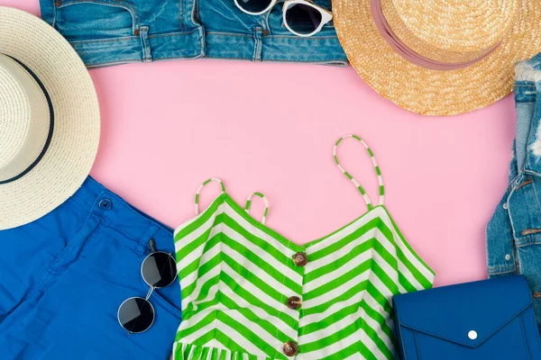 Conjunto de ropa de verano para mujer sobre fondo rosa —  Fotos de Stock