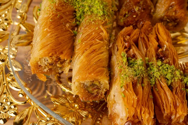 Різні турецькі десерти подавалися на торті. — стокове фото