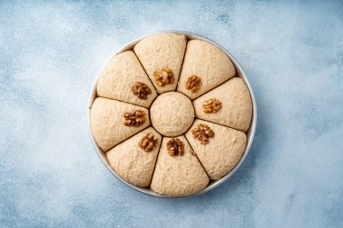 Açık mavi arkaplanda Türk tatlılarının üst görünümü