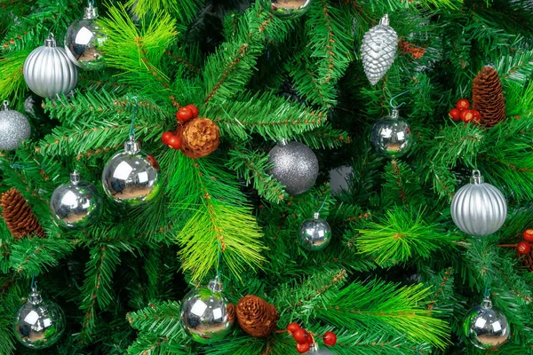 Dekoriert mit glänzenden Christbaumkugeln schöner Weihnachtsbaum — Stockfoto