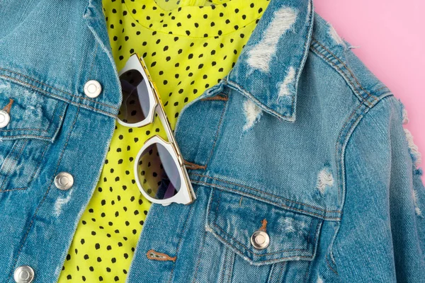 Stilvolles Sommer-Outfit für Frau auf pastellrosa Hintergrund — Stockfoto