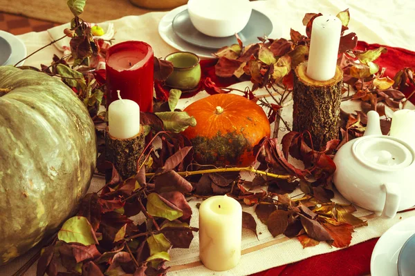 Beautiful autumn table decor with green pumpkin — Stock Photo, Image