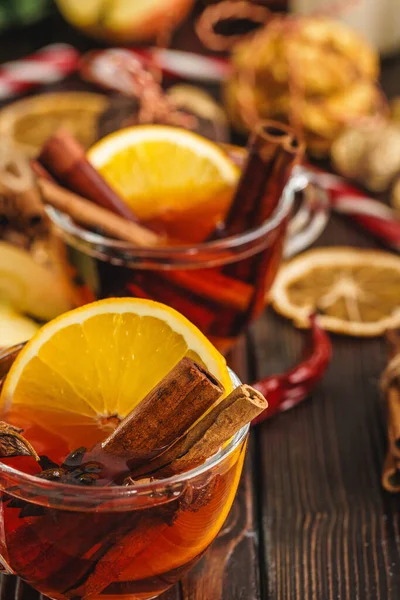 Composição de Natal com Vidro de vinho brilhante na mesa de madeira close-up — Fotografia de Stock