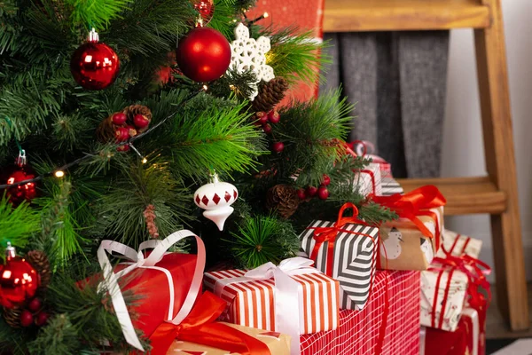 크리스마스 트리에 매달려 있는 적색과 백색의 바우 블 — 스톡 사진