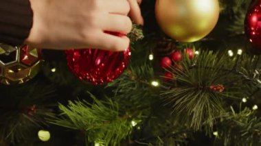 Kadınların Noel ağacını takılarla süslediği yere yakın.
