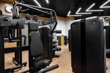 Yeni fitness ekipmanlarıyla modern spor salonu.