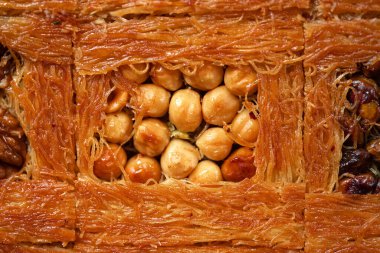 Türk Baklava tatlısını bal ve fındıkla kapat.