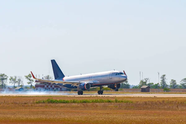 Passagierflugzeug hebt an sonnigem Tag von Landebahn am Flughafen ab. — Stockfoto