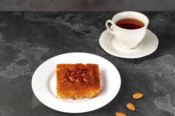 Baklava dessert turc aux noix sur fond noir — Photo