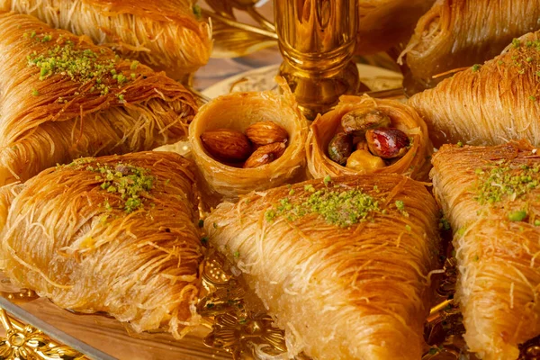 Variété de desserts turcs servis sur le stand de gâteau — Photo