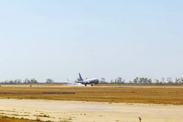 Passagierflugzeug hebt an sonnigem Tag von Landebahn am Flughafen ab. — Stockfoto