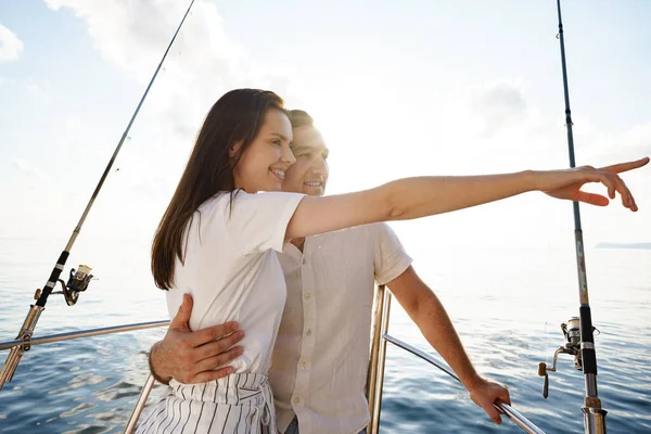 Счастливая пара на яхте летом в романтическом отпуске — стоковое фото