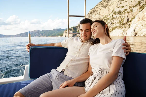 Glückliches Paar auf einer Jacht im Sommer im romantischen Urlaub — Stockfoto