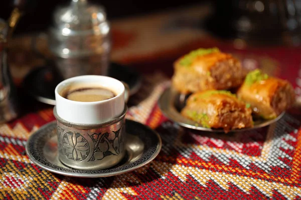 Küçük bir fincan Türk kahvesi ve Türk baklavası — Stok fotoğraf