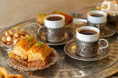 Geleneksel Arap tatlı baklavası ve bir fincan Türk kahvesi.
