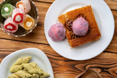 Türk tatlısı, ahşap arka planda dondurmayla servis edilir.