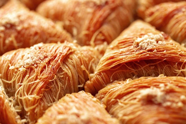 Primer plano del postre turco de Baklava con miel y nueces — Foto de Stock