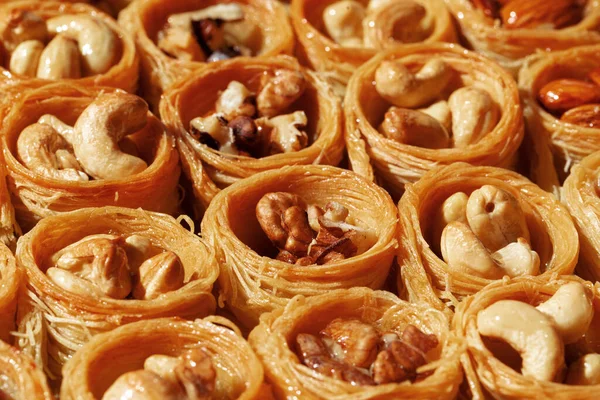 Contexte du dessert arabe traditionnel Baklava au miel et aux noix — Photo